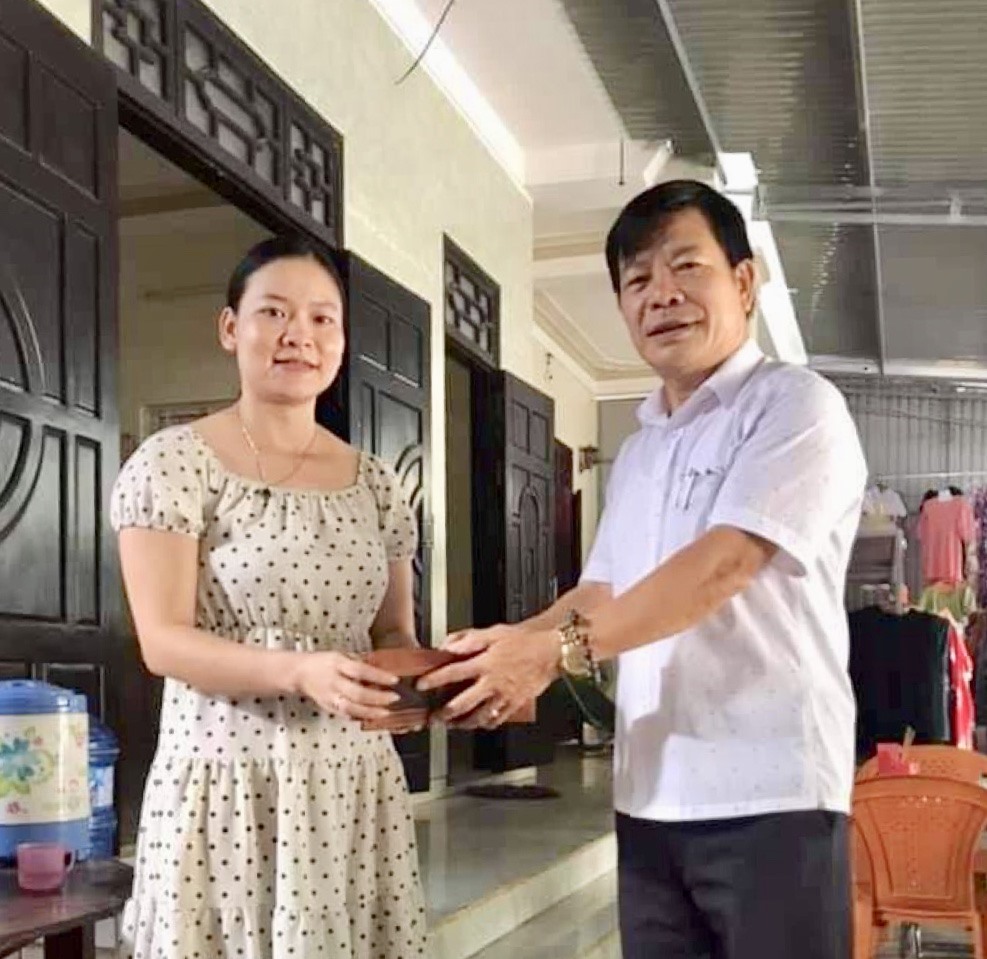 Chị Võ Thị Hồng trực tiếp trao trả chiếc ví  đựng hơn 10 triệu đồng tiền mặt và giấy tờ tùy thân cho ông Nguyễn Hồng Lam. ​