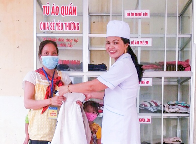 Chị Thảo trao áo quần “Chia sẻ yêu thương” cho bệnh nhân nghèo - Ảnh: K.S​