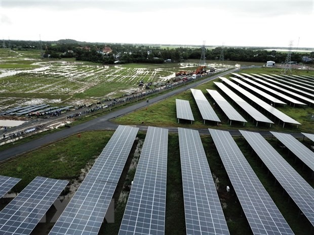 Giai đoạn 2 của Nhà máy điện năng lượng Mặt Trời Sao Mai với công suất 106MWp được triển khai xây dựng cạnh giai đoạn 1 của nhà máy đã hoàn thành đưa vào hoạt động vào đầu tháng 7/2020. (Ảnh: Thanh Sang/TTXVN)