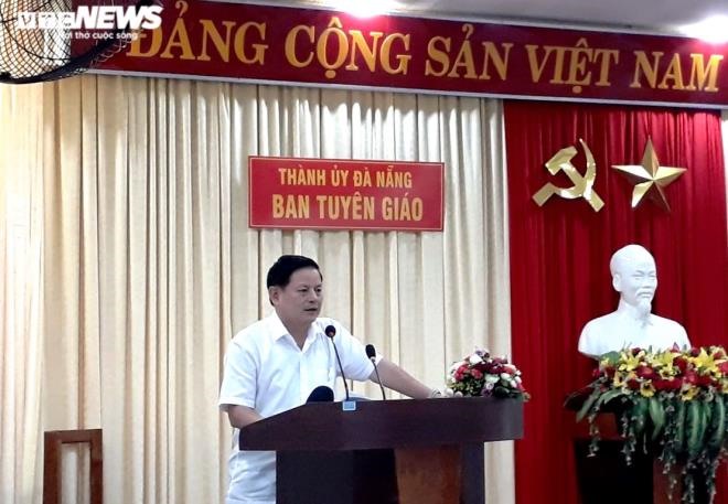 Ông Trần Đình Hồng, Trưởng ban Tuyên giáo Thành ủy Đà Nẵng thông tin về quà tặng cho đại biểu dự đại hội.