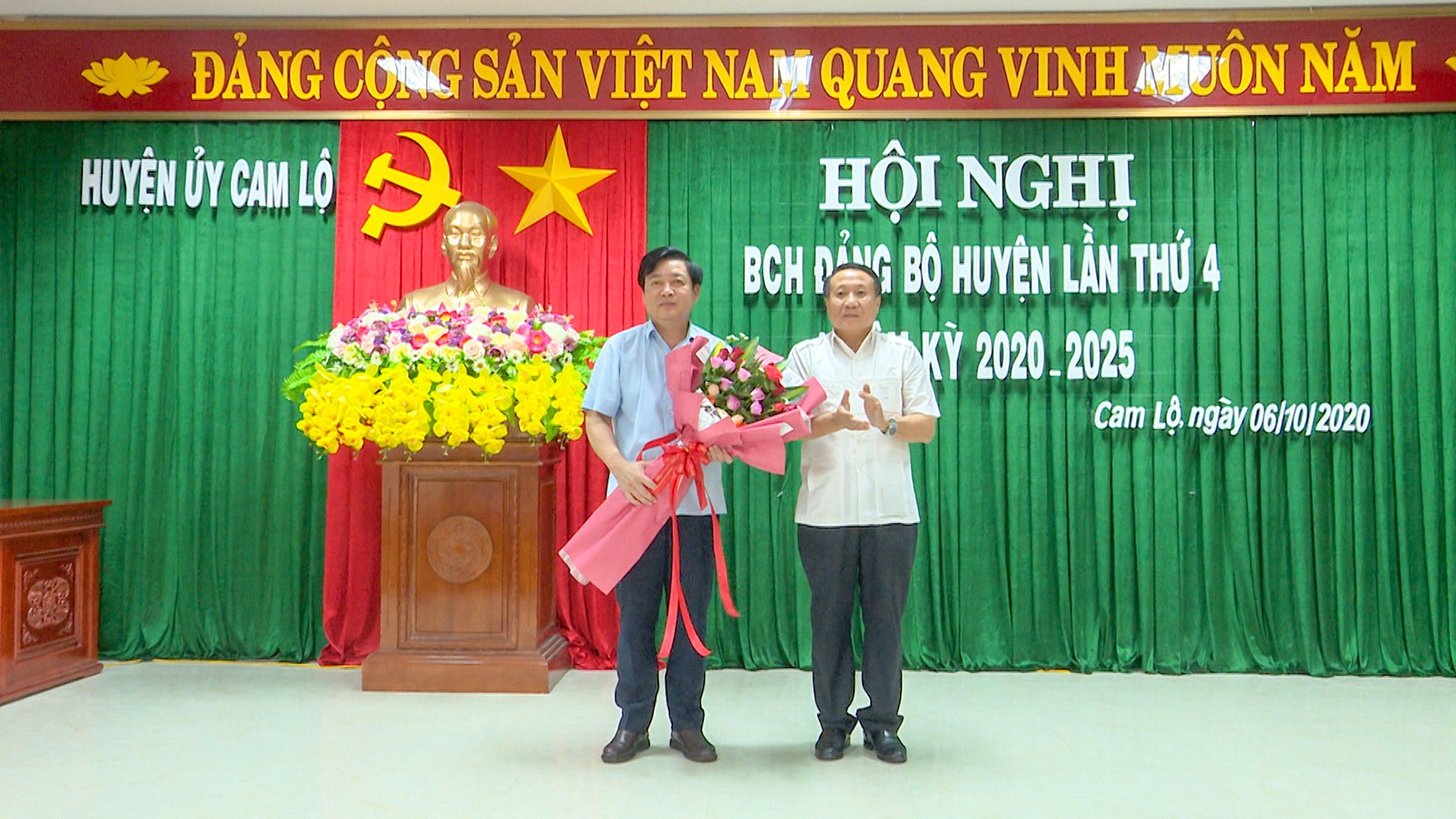 Phó Chủ tịch Thường trực UBND tỉnh Hà Sỹ Đồng tặng hoa chúc mừng  ông Ngô Quang Chiến được bầu giữ chức vụ Bí thư Huyện ủy Cam Lộ -Ảnh: Lê Trường