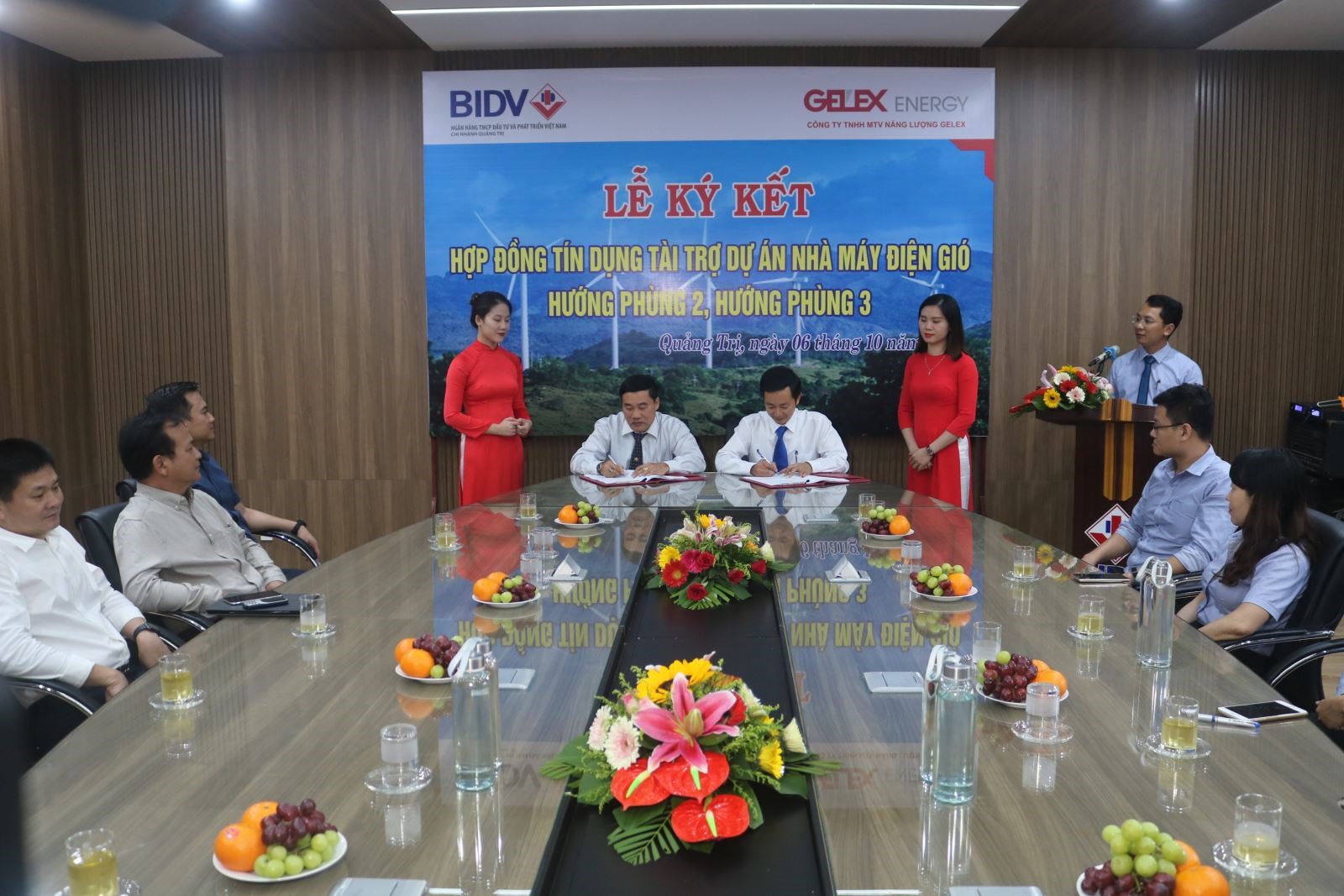 Đại diện lãnh đạo BIDV Quảng Trị và chủ đầu tư ký kết hỗ trợ tính dụng tài trợ dự án Nhà máy điện gió Hướng Phùng 2 và Hướng Phùng 3