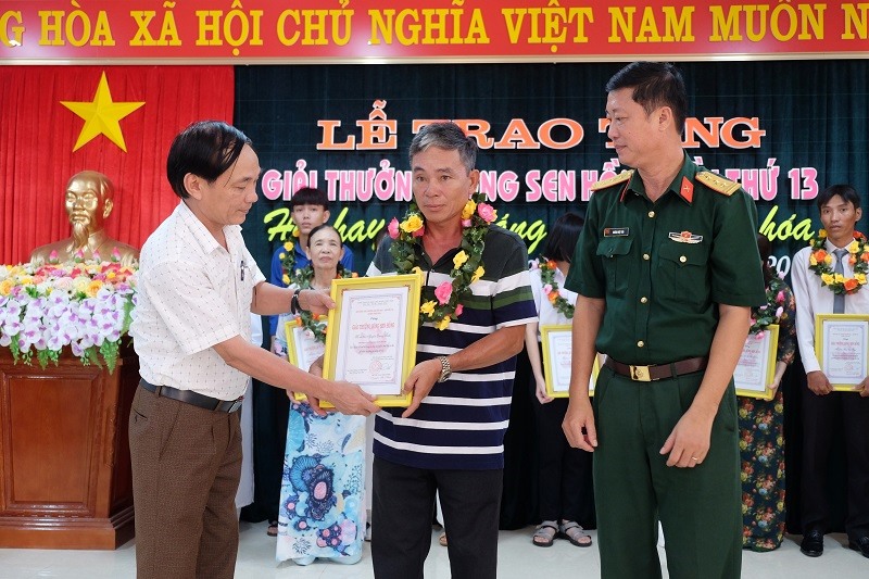 Anh Nguyễn Quang Tuấn nhận giải thưởng “Bông sen hồng“.
