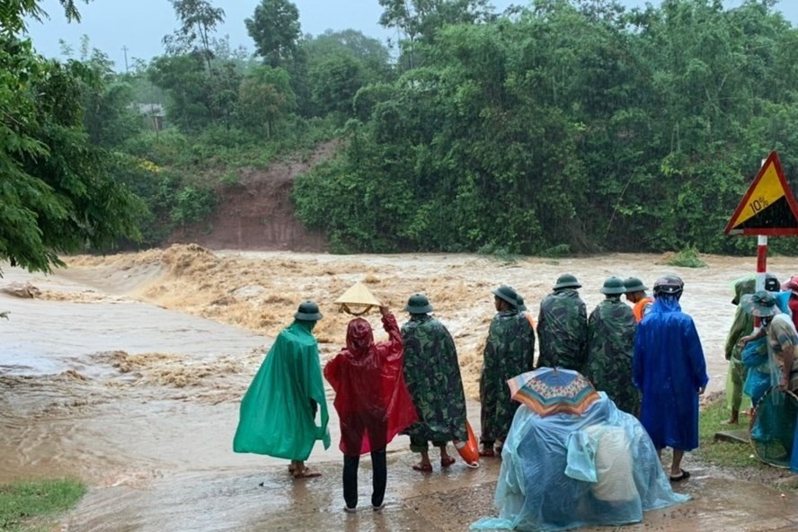 Lực lượng Đồn Biên phòng Ba Tầng chốt chặn, ngăn không cho người dân qua đập tràn thôn Loa (xã Ba Tầng) vì nước ngập tràn, chảy xiết. Ảnh: BP.