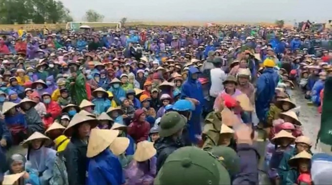 gười dân đứng dưới mưa để chờ nhận quà hỗ trợ của Thủy Tiên. Ảnh: Facebook Thủy Tiên.
