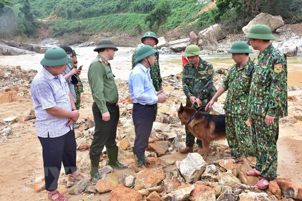 Chủ tịch UBND tỉnh Thừa Thiên-Huế Phan Ngọc Thọ chỉ đạo trực tiếp công tác cứu hộ, cứu nạn. (Ảnh: Mai Trang/TTXVN)