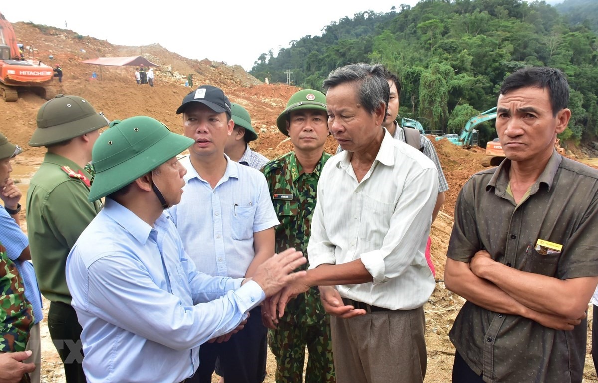 Chủ tịch UBND tỉnh Thừa Thiên-Huế Phan Ngọc Thọ động viên thân nhân các nạn nhân trong vụ sạt lở Thuỷ điện Rào Trăng 3. (Ảnh: Mai Trang/TTXVN)