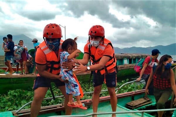 Philippines di tản người dân tới nơi an toàn tránh siêu bão Goni. (Nguồn: AP)