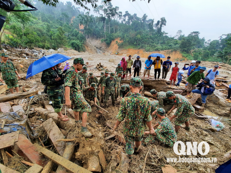 Công tác cứu nạn tại Trà Leng vẫn đang khẩn trương diễn ra bất kể nắng mưa. Ảnh: Quảng Nam Online