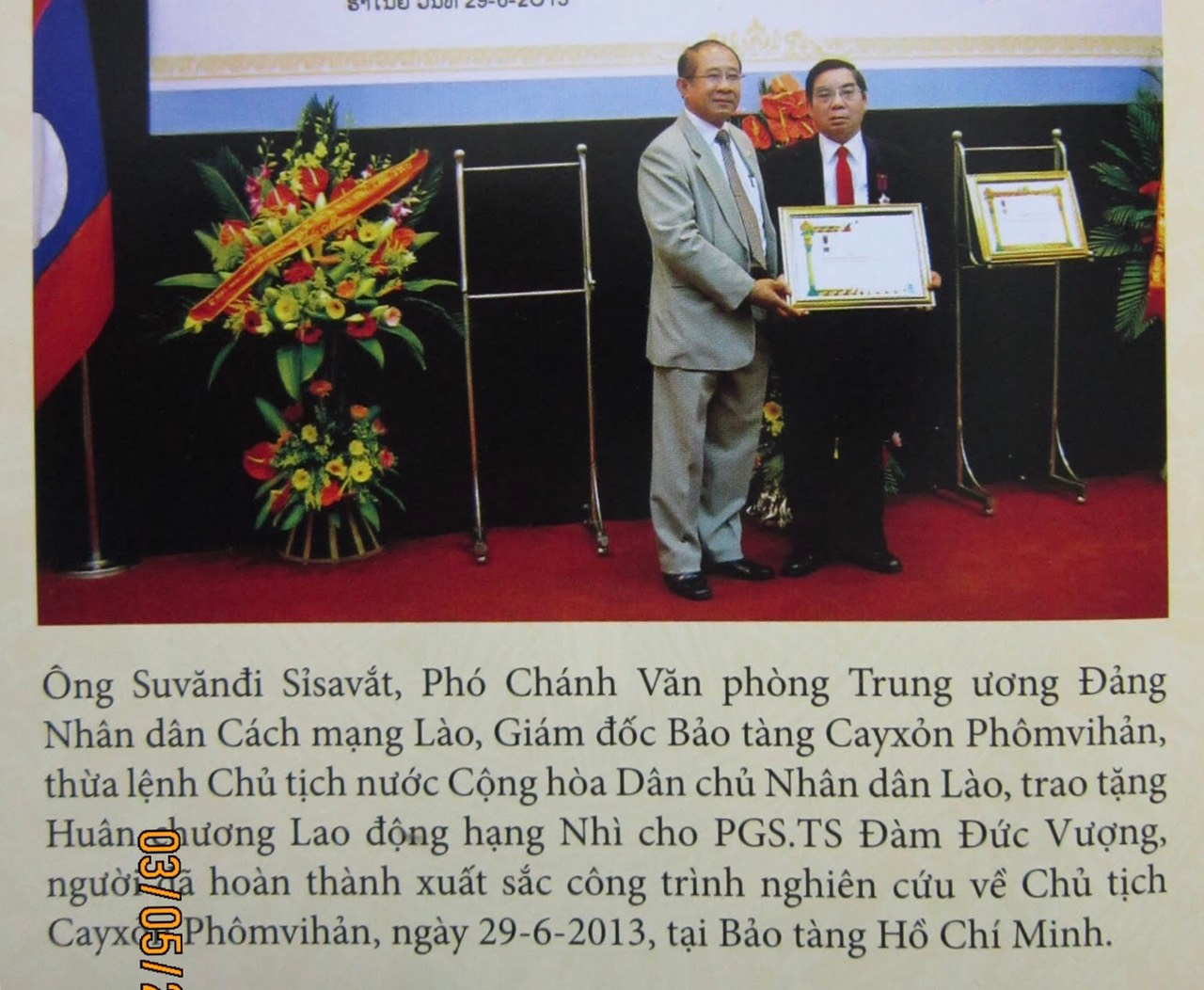 PGS.TS Đàm Đức Vượng tặng sách “ Cayxỏn Phômvihản- Tiểu sử và sự nghiệp” cho Trung ương Hội hữu nghị Lào-Việt Nam.