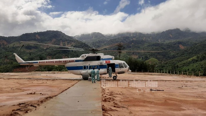 Máy bay Mi-171 hạ cánh an toàn sau khi hoàn thành nhiệm vụ.