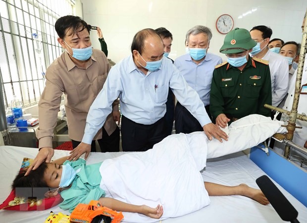Thủ tướng Nguyễn Xuân Phúc thăm hỏi cho các nạn nhân bị thương do bão số 9 đang được điều trị tại Bệnh viện Đa khoa tỉnh Quảng Nam. (Ảnh: Thống Nhất/TTXVN)