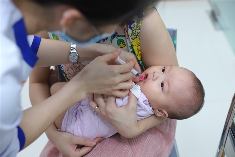 Uống vắc xin là biện pháp giúp trẻ phòng tiêu chảy cấp do Rotavirus hiệu quả.