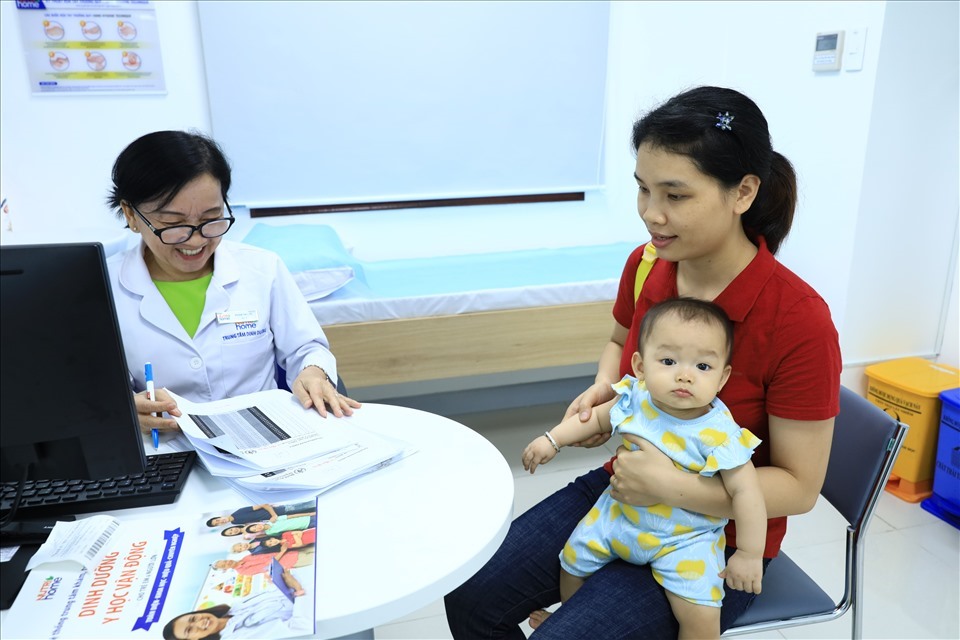 Một em bé đang được thăm khám tại Trung tâm Dinh dưỡng - Y học Vận động Nutrihome