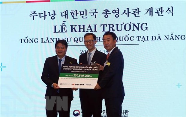 Đại diện Cộng đồng Doanh nghiệp Hàn Quốc trao bảng tượng trưng tặng tiền và hiện vật ủng hộ người dân bị lũ lụt của tỉnh Thừa Thiên Huế. (Ảnh: Trần Lê Lâm/TTXVN)