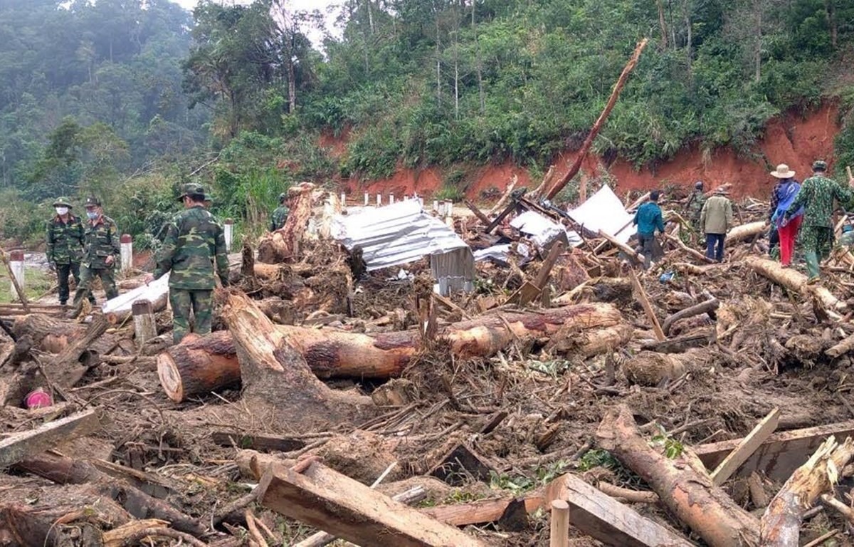 Lực lượng quân đội tiếp tục tìm kiếm các nạn nhân bị mất tích trong vụ sạt lở đất ở xã Phước Lộc, huyện Phước Sơn (Quảng Nam). (Ảnh: Trần Tĩnh/TTXVN)