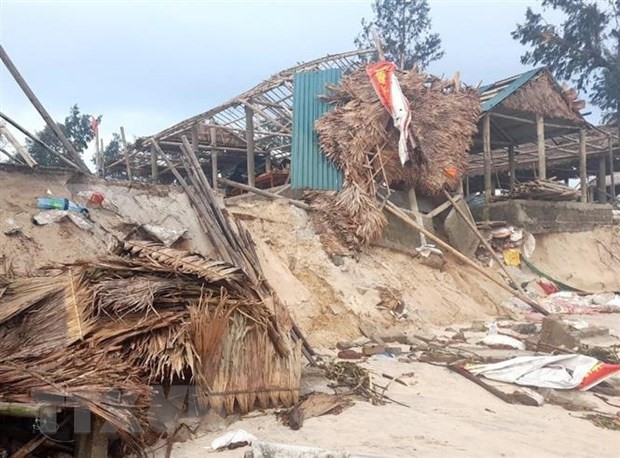 Tại Quảng Trị, sạt lở bờ biển nghiêm trọng, nhiều nhà dân bị đổ sập, tốc mái do bão số 9. (Nguồn: TTXVN)