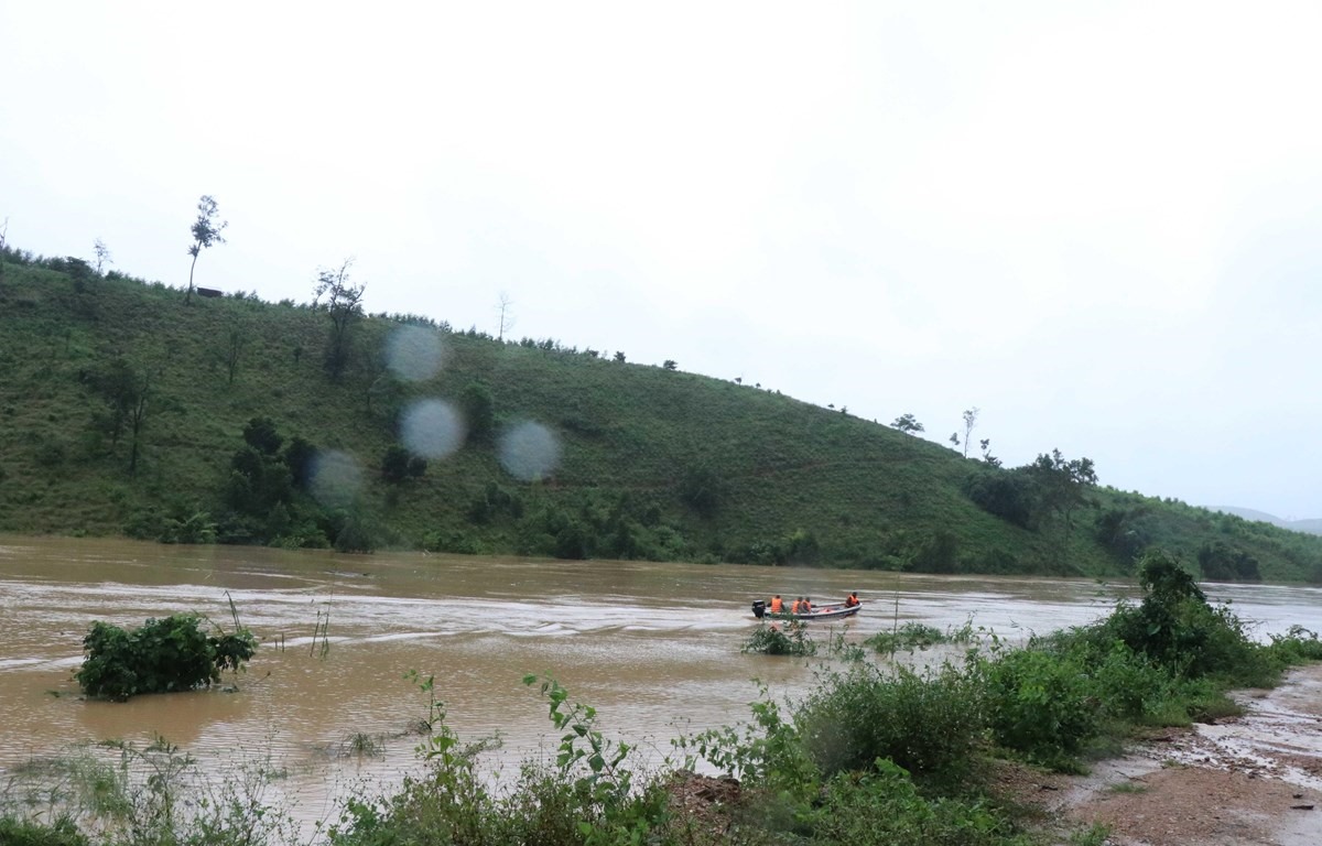 Lực lượng chức năng sử dụng canô tiếp tế lương thực, di dời các hộ dân vùng trũng thấp ở Cư San, huyện M' Đrắk, lên nơi an toàn. (Ảnh: Anh Dũng/TTXVN)