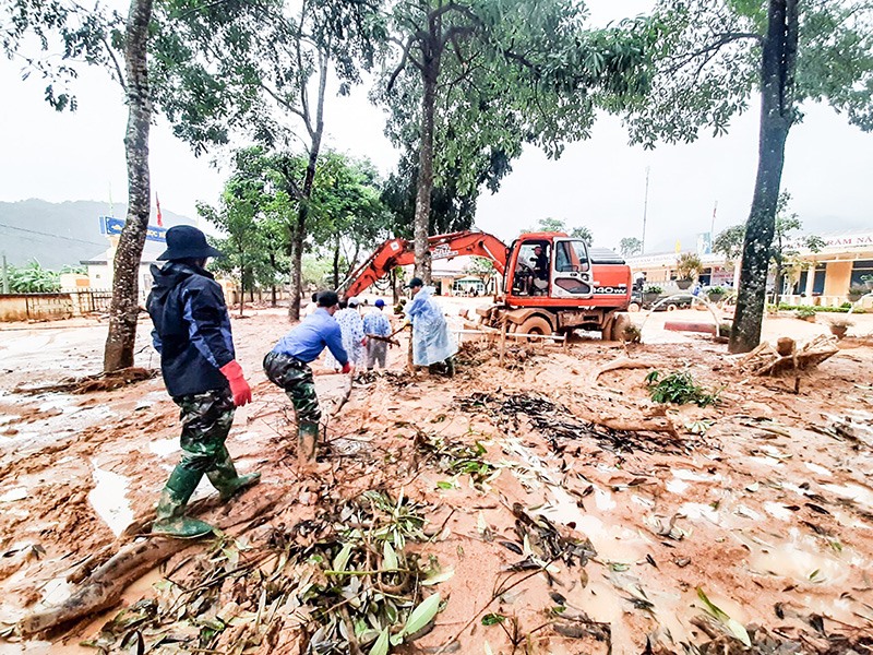 Huy động máy móc, nhân lực để khắc phục hậu quả lũ lụt ở xã Hướng Việt, Hướng Hóa- Ảnh: N.Đ.P​