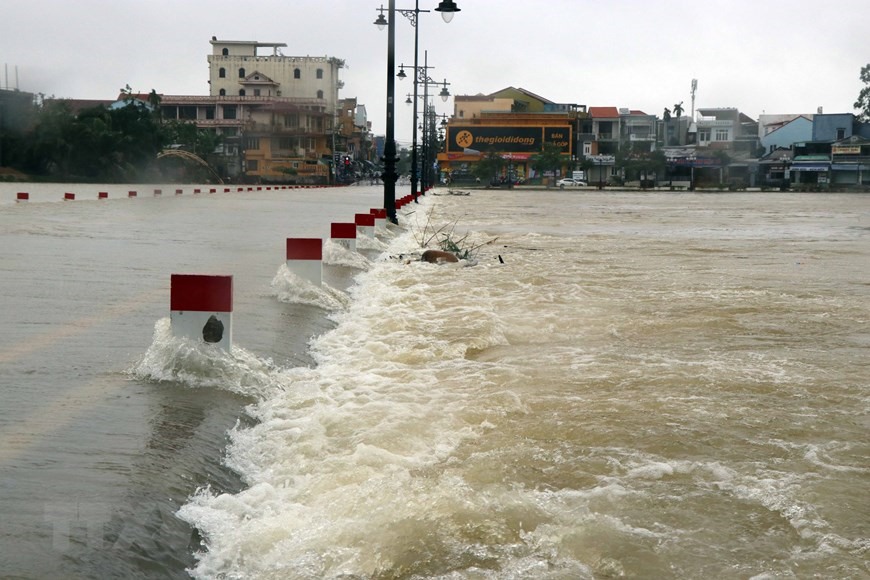 Nước lũ trên sông Hương tràn qua khu vực đập đá ở thành phố Huế. (Ảnh: Đỗ Trưởng/TTXVN