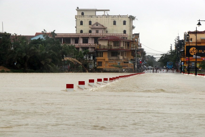Nước lũ trên sông Hương tràn qua khu vực đập đá ở thành phố Huế. (Ảnh: Đỗ Trưởng/TTXVN