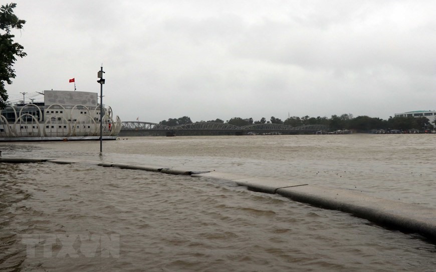 Mực nước lũ trên sông Hương gần đạt mức báo động 2. (Ảnh: Đỗ Trưởng/TTXVN)
