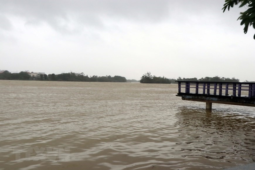 Mực nước lũ trên sông Hương gần đạt mức báo động 2. (Ảnh: Đỗ Trưởng/TTXVN)