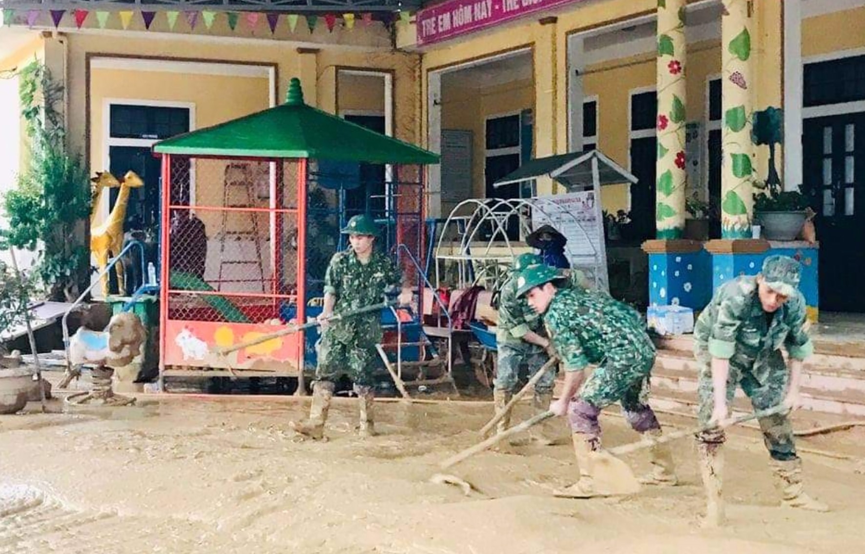 Các lực lượng tham gia khắc phục hậu quả mưa lũ gây ra tại Trường Mầm non Hướng Việt - Ảnh: NVCC
