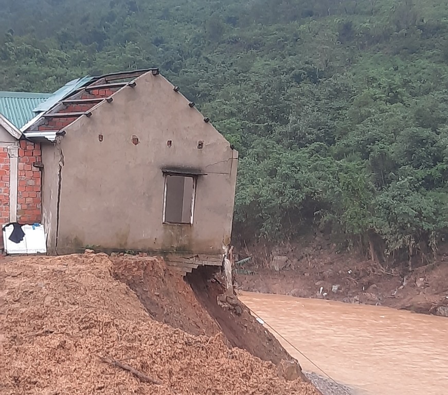 Nhà người dân tại thôn Cu Pua, xã Đakrông, huyện Đakrông sắp đổ xuống sông