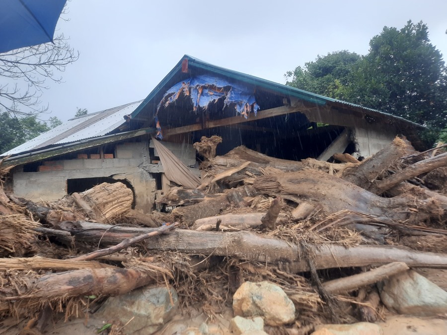 Nhà một người dân tại xã Hướng Sơn, huyện Hướng Hóa bị gỗ đá xé toang