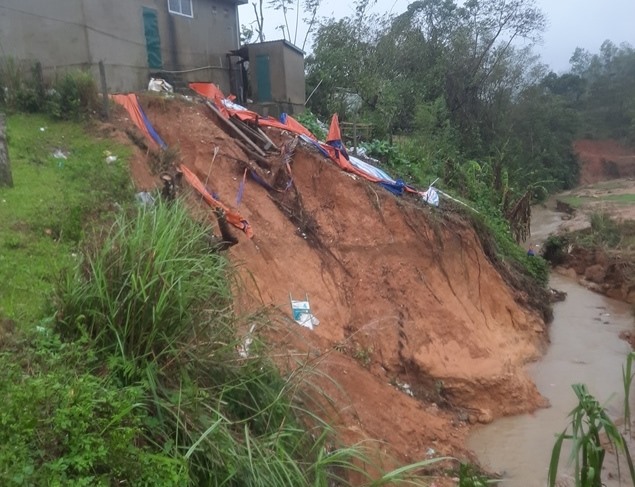 Nhà dân tại thôn Tà Lung, xã Húc, huyện Hướng Hóa bị sạt nghiêm trọng