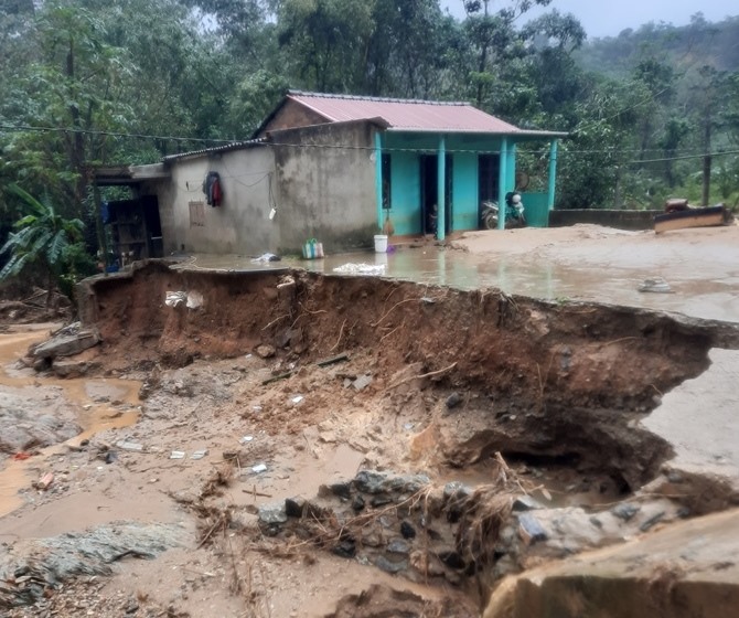 Một ngôi nhà dân tại thôn Vẳn Ry, xã Húc, huyện Hướng Hóa bị nước xói lở nặng