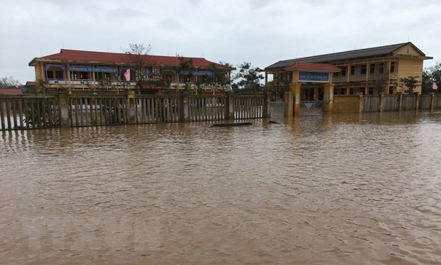 Nước ngập sâu tại trường Tiểu học số 2 Quảng Phước, huyện Quảng Điền. (Ảnh: Đỗ Trưởng/TTXVN)