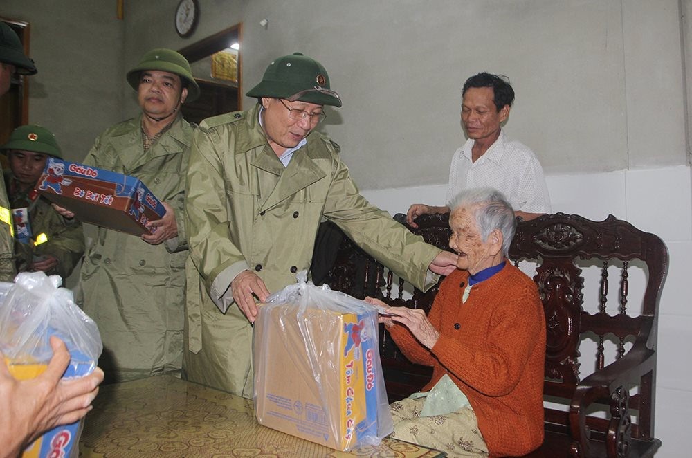 Lãnh đạo tỉnh Quảng Trị trao quà hỗ trợ người dân bị thiệt hại do mưa lũ