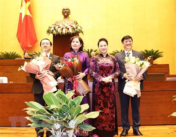 Chủ tịch Quốc hội Nguyễn Thị Kim Ngân tặng hoa chúc mừng Bộ trưởng Bộ Y tế, Bộ trưởng Bộ Khoa học và Công nghệ và Thống đốc Ngân hàng Nhà nước Việt Nam vừa được Quốc hội phê chuẩn. (Ảnh: Trọng Đức/TTXVN)