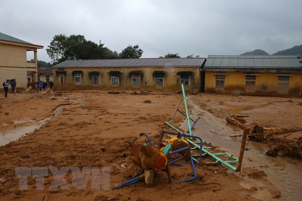 Bùn đất bồi lấp tại Trường Tiểu học và THCS xã Hướng Việt. (Ảnh: Hồ Cầu/TTXVN)