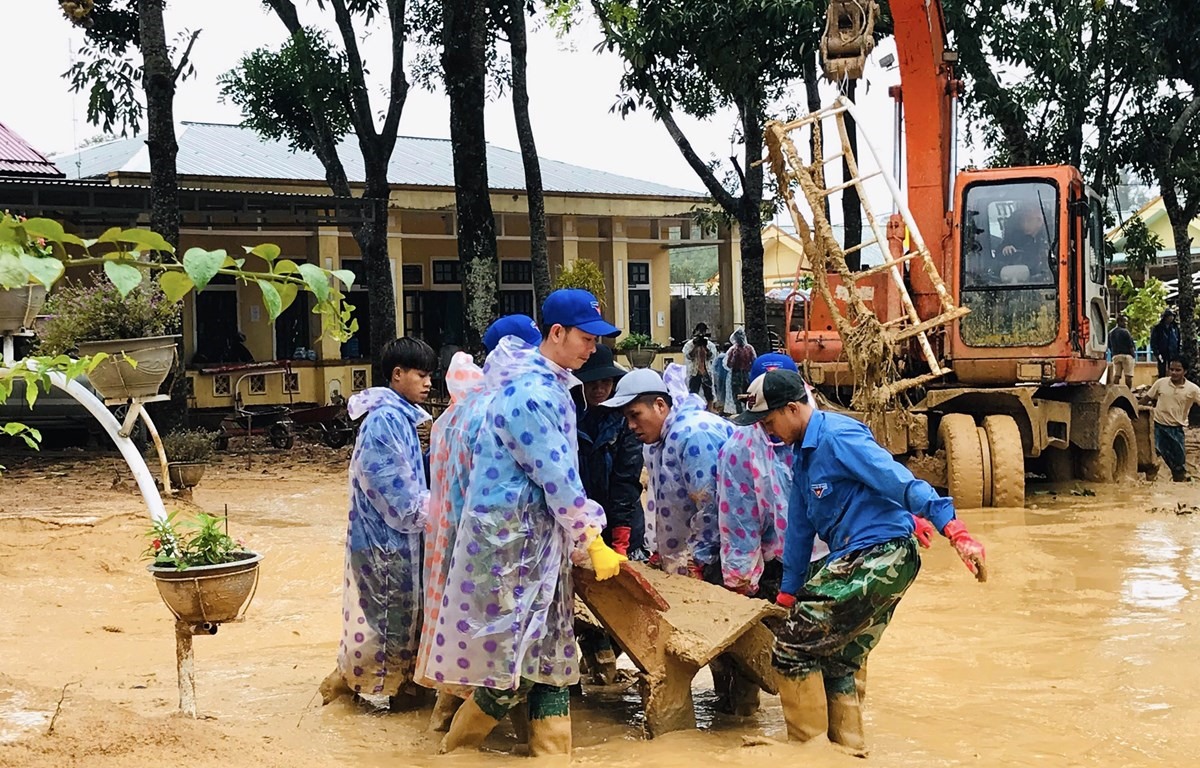 Lực lượng đoàn viên thanh niên giúp các trường học ở xã Hướng Việt khắc phục hậu quả lũ lụt. (Ảnh: Hồ Cầu/TXVN)
