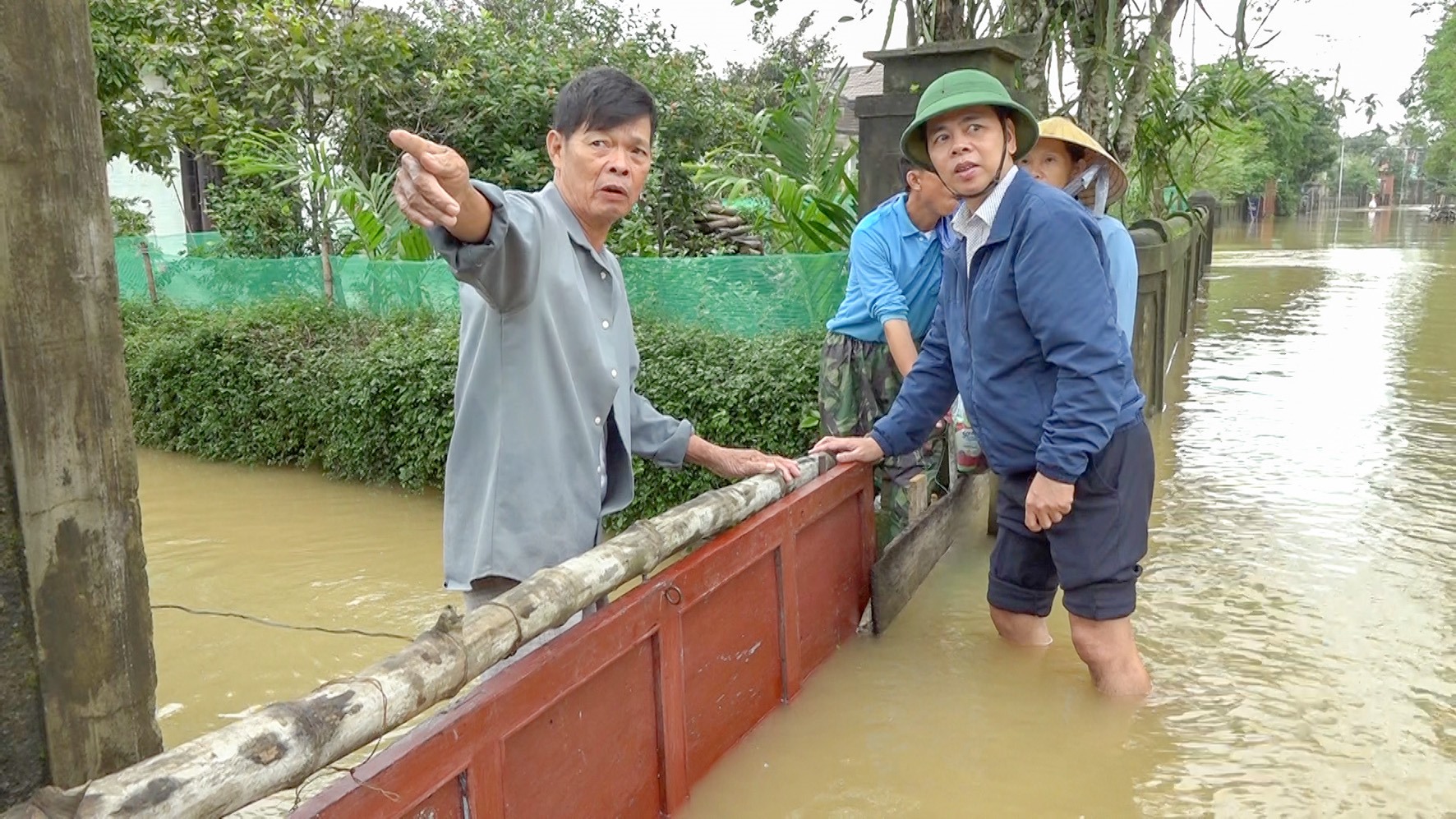 Lãnh đạo huyện Hải Lăng trực tiếp về thôn Văn Quỹ, xã Hải Phong kiểm tra tình hình phòng, chống lũ lụt -Ảnh: Quang Giang