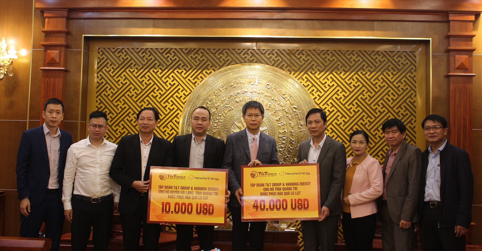 Đại diện Tập đoàn T&T Group và Công ty Hanwha Energy trao biển tượng trưng hỗ trợ tỉnh Quảng Trị 50.000 USD khắc phục hậu quả bão lụt -Ảnh: T.T