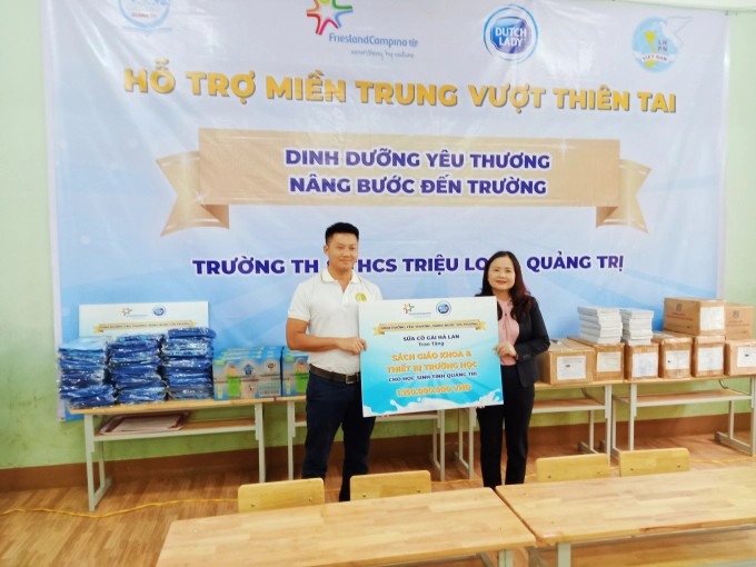 Bà Lê Thị Hương, Giám đốc Sở Giáo dục và Đào tạo tỉnh Quảng Trị nhận quà tượng trưng từ sữa Cô gái Hà Lan cho các trường tiểu học