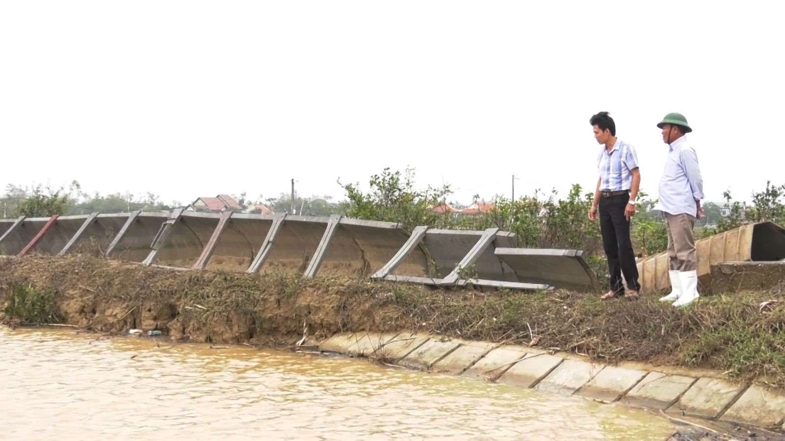 Đê bao và kênh dẫn nước nuôi tôm bị lũ đánh vỡ