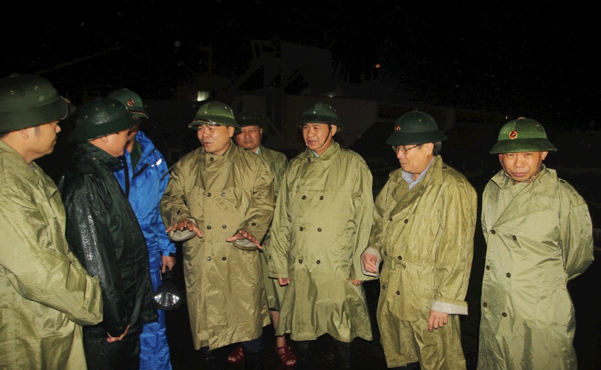 Thứ trưởng Nguyễn Hoàng Hiệp kiểm tra tình hình neo đậu tàu thuyền khu vực Cảng Cửa Việt
