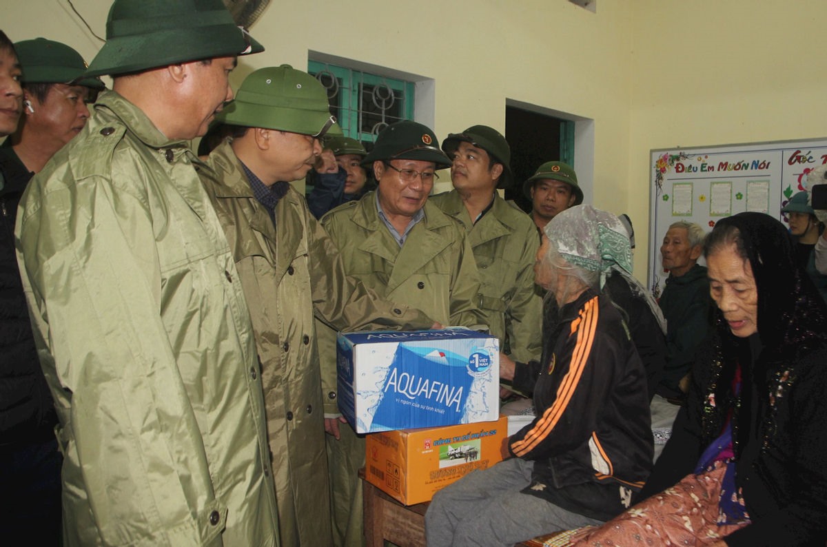 Thứ trưởng Bộ Nông nghiệp và PTNT Nguyễn Hoàng Hiệp cùng lãnh đạo tỉnh Quảng Trị tặng quà hỗ trợ người dân tránh bão