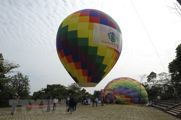 Dịch vụ dù lượn khinh khí cầu được đưa vào khai thác tại Vườn Quốc gia Ba Vì. (Ảnh: Mạnh Khánh/TTXVN)