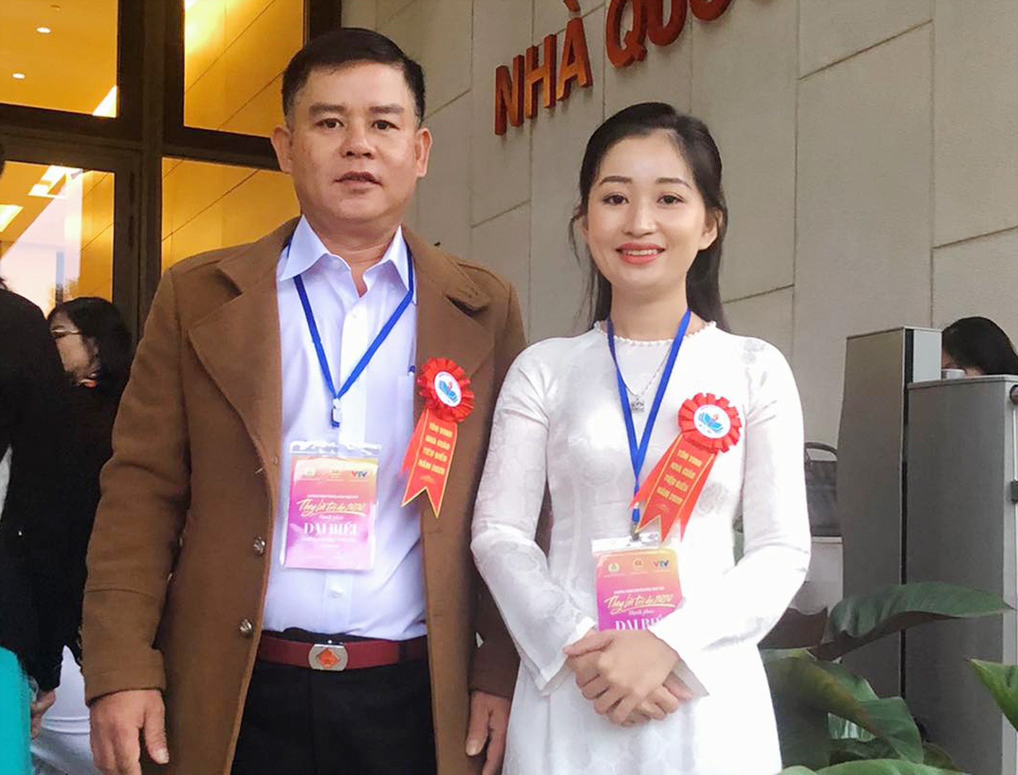 Thầy giáo Nguyễn Viết Tước và cô giáo Lê Si Na - Ảnh: VNCC
