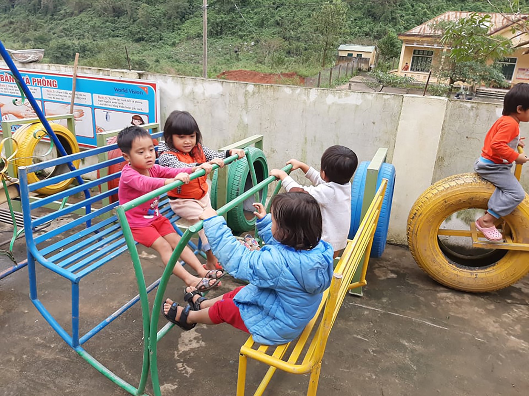 Trẻ mầm non ở xã Hướng Việt đã được trở lại trường sau khoảng 1 tháng trường lớp bị bùn đất vùi lấp-Ảnh: B.L