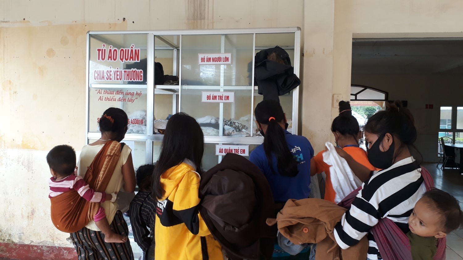 Hàng ngày, luôn có bệnh nhân và người nhà bệnh nhân đến lấy áo quần tại Tủ quần áo từ thiện của Trung tâm Y tế huyện Hướng Hóa