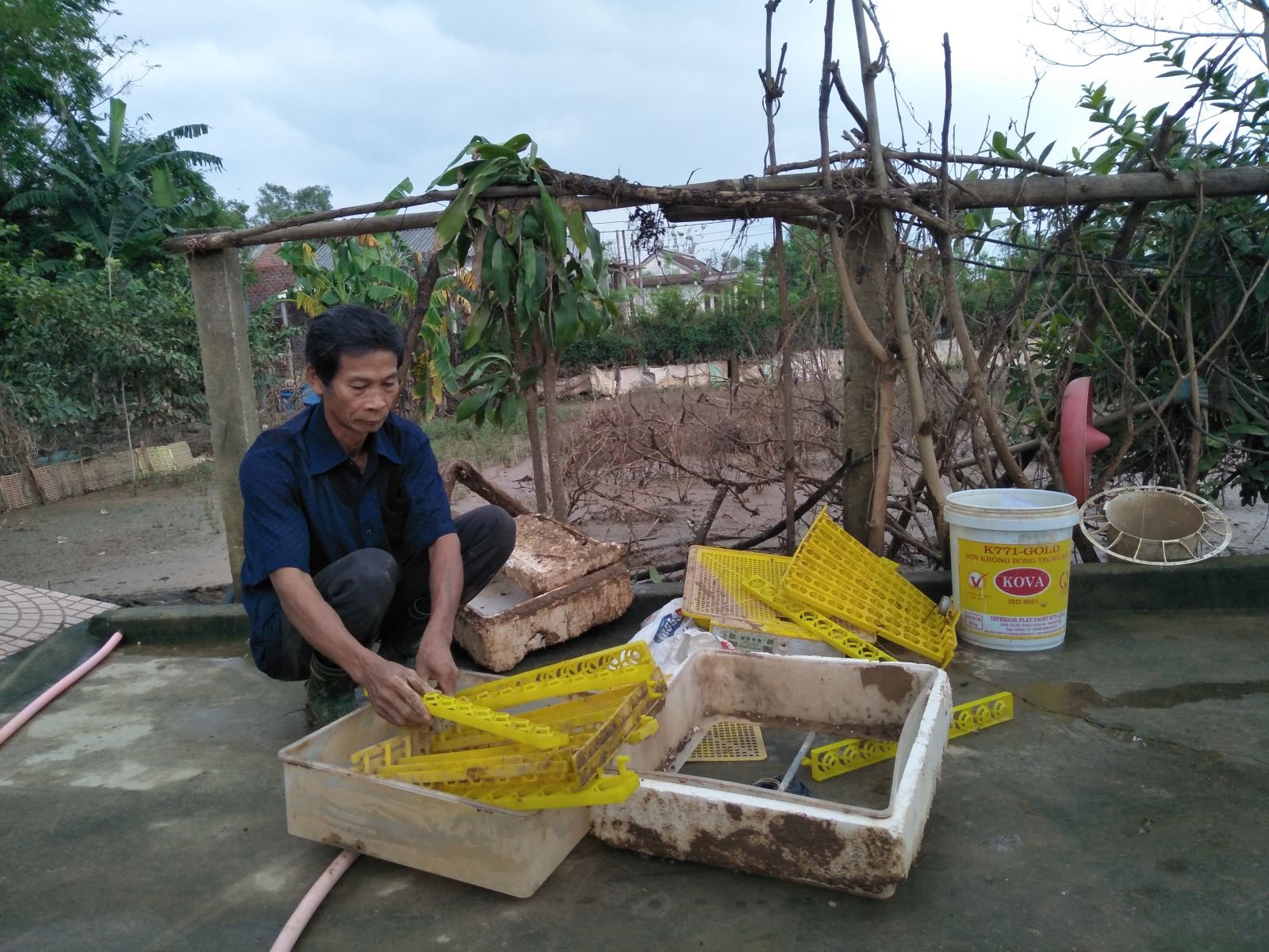 Dụng cụ ấp gà của gia đình ông Ngô Văn Hiếu ở thôn An Định, xã Triệu Long, huyện Triệu Phong bị hư hỏng nặng sau mưa lũ