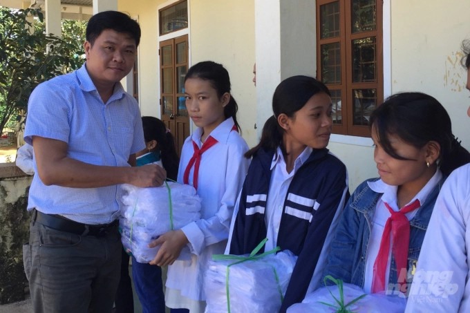 Phóng viên Báo NNVN trao quà cho học sinh Trường Tiểu học và THCS Pa Tầng. Ảnh: Lê Hùng.