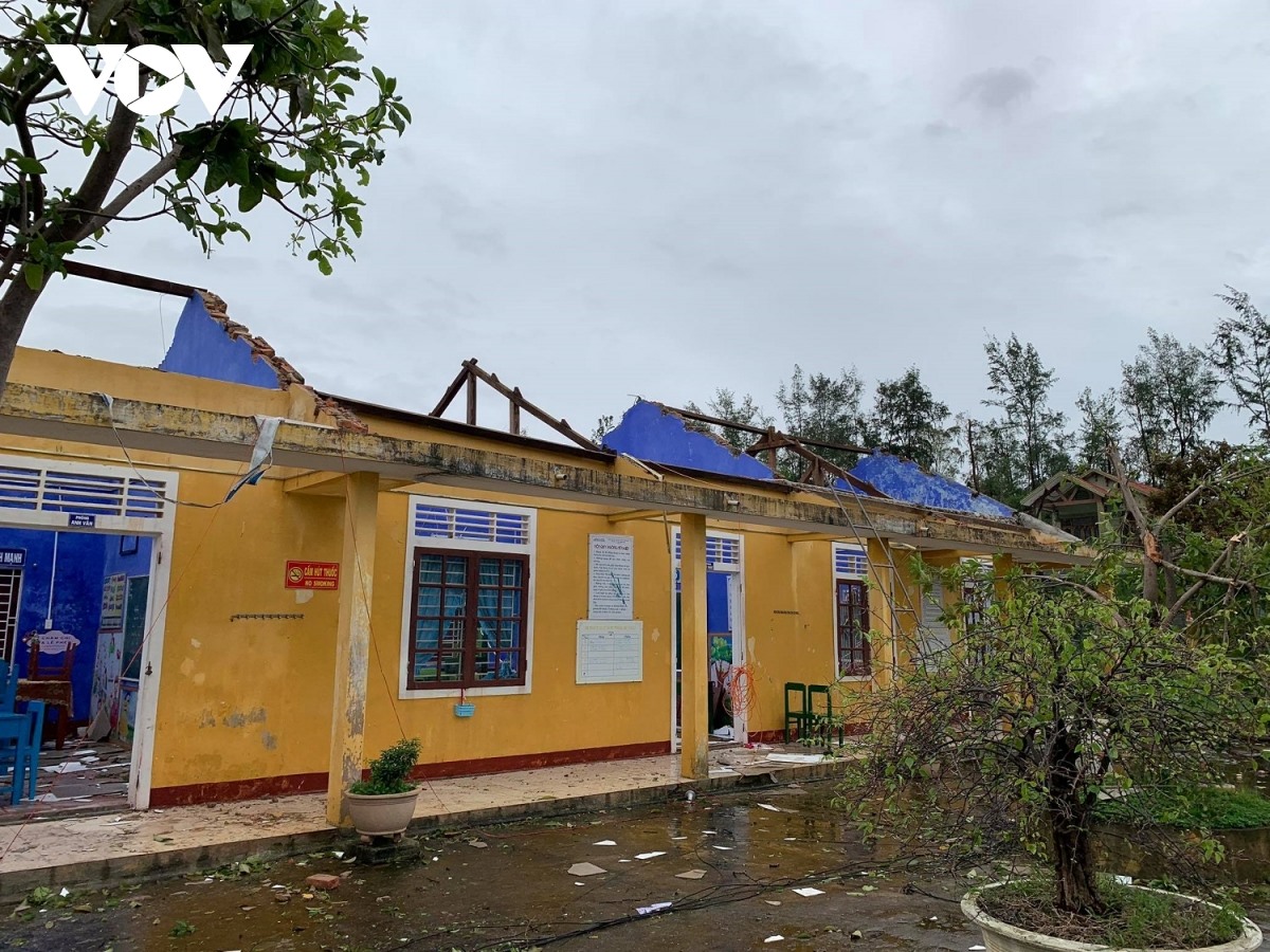 Nhiều trường học ở Huế tốc mái sau bão số 13.